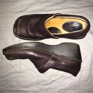 Size 8 MW BOC brown leather slip ons w chunk heel
